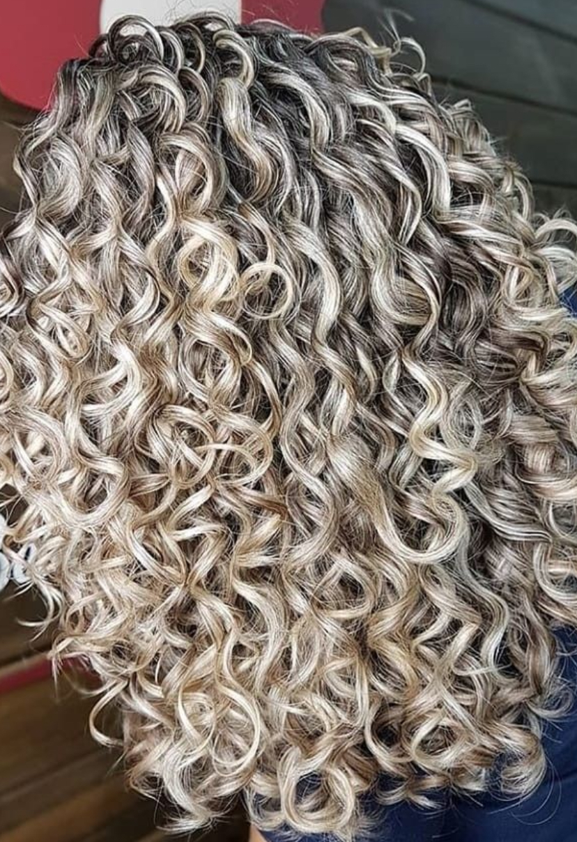 Total Blond Cacheado ( Incluso Tonalização + Acidificação + Finalização + Secagem )
